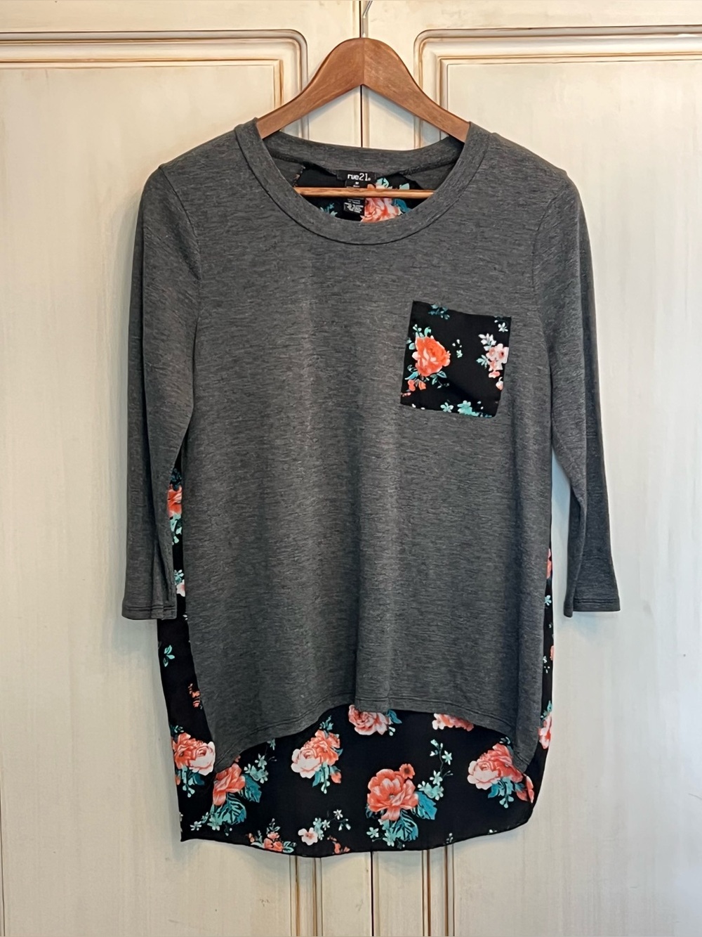 Rue21 Womens Medium Top Gray Floral Mixed Media Hi Low Pocket 3/4 Sleeve Y2K